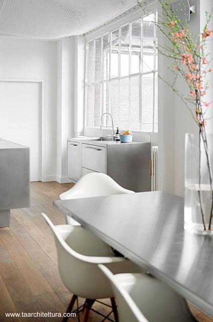 Cocina moderna integral de acero inoxidable en un loft de París. Cocina moderna integral de acero inoxidable en un loft de París.