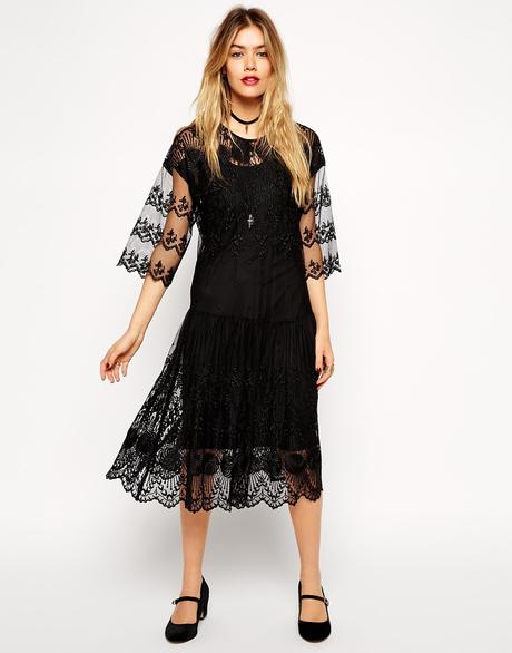 Apúntate al gótico que viene con este vestido de encaje en negro con cintura caída y bordados de Asos 22,49 € (antes 75,99 €).