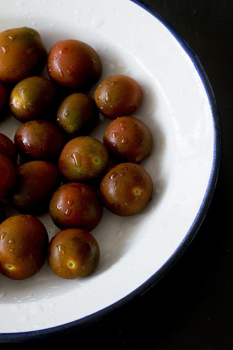 TOMATES CHERRY NEGROS O KUMATO ASADOS CON ALBAHACA Y QUESO DE CABRA