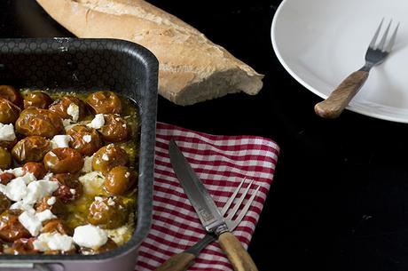 TOMATES CHERRY NEGROS O KUMATO ASADOS CON ALBAHACA Y QUESO DE CABRA