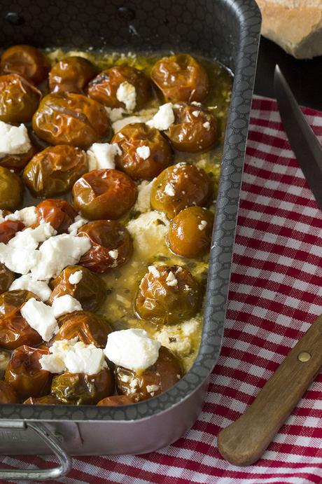 TOMATES CHERRY NEGROS O KUMATO ASADOS CON ALBAHACA Y QUESO DE CABRA