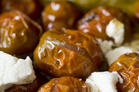 TOMATES CHERRY NEGROS O KUMATO ASADOS CON ALBAHACA Y QUESO DE CABRA