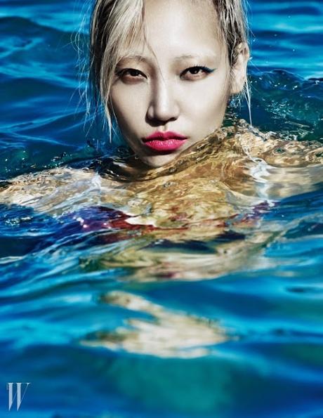 Soo Joo Park inaugura la temporada de baño con una editorial para W Korea