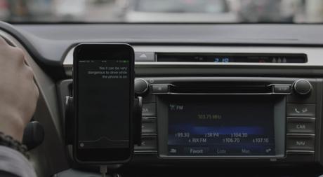 Una cuña de radio que pone tu móvil en modo avión mientras conduces