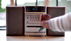 Una cuña de radio que pone tu móvil en modo avión mientras conduces