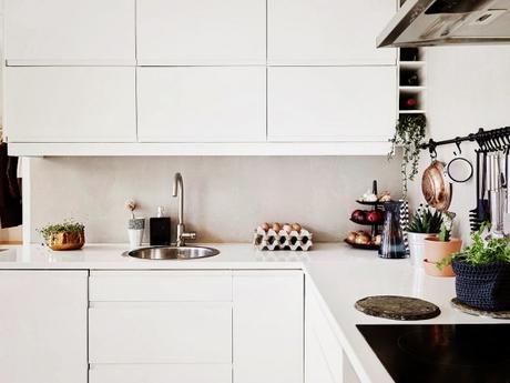 Encimera y muebles de cocina blancos