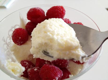 recetas delikatissen recetas caseras mousse postres fáciles y rápidos postres delikatissen postres con frambuesas postres blancos y rojos Mousse de chocolate blanco mousse de chocolate 