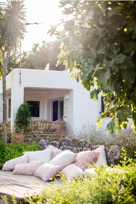 Oda a la naturaleza en una pequeña casita ibicenca