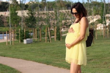 RECOPILACIÓN LOOKS PREMAMÁ vestidoamarillo-estilostiletto (4)