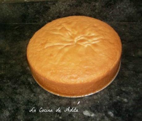 Tarta de piña con nata y crema