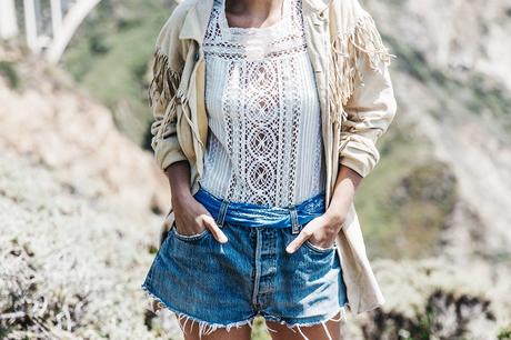 Big_Sur-Fringed_Suede_Jacket-Polo_Ralph_Lauren-Levis-Shorts-Sneakers-USA_Road_Trip-Outfit-Street_Style-37