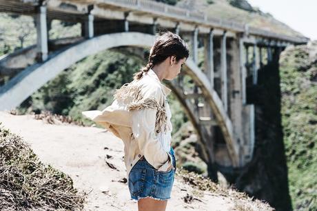 Big_Sur-Fringed_Suede_Jacket-Polo_Ralph_Lauren-Levis-Shorts-Sneakers-USA_Road_Trip-Outfit-Street_Style-30