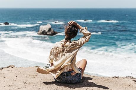 Big_Sur-Fringed_Suede_Jacket-Polo_Ralph_Lauren-Levis-Shorts-Sneakers-USA_Road_Trip-Outfit-Street_Style-44