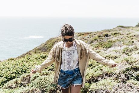 Big_Sur-Fringed_Suede_Jacket-Polo_Ralph_Lauren-Levis-Shorts-Sneakers-USA_Road_Trip-Outfit-Street_Style-35