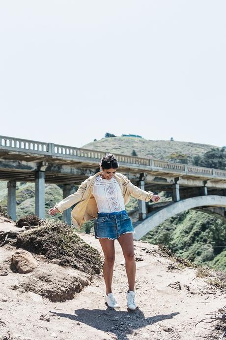 Big_Sur-Fringed_Suede_Jacket-Polo_Ralph_Lauren-Levis-Shorts-Sneakers-USA_Road_Trip-Outfit-Street_Style-40