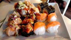 Piezas de sushi con wasabi. Foto hecha con el móvil Moto G sushi variado