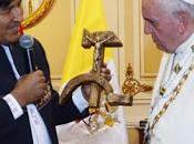 Sobre crucifijo martillo Papa Francisco recibió Evo.