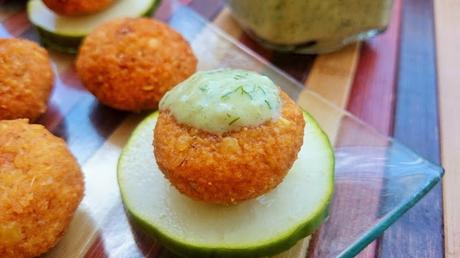 Fritos de lentejas rojas con salsa de yogur y pepino