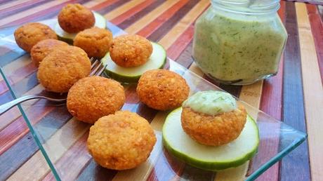 Fritos de lentejas rojas con salsa de yogur y pepino