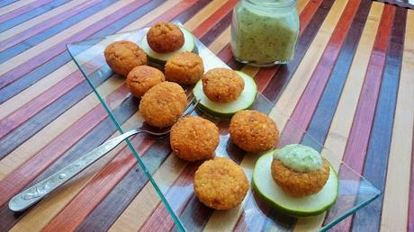 Fritos de lentejas rojas con salsa de yogur y pepino