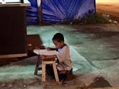 foto conmueve mundo: niño filipino hogar estudia bajo McDonald’s