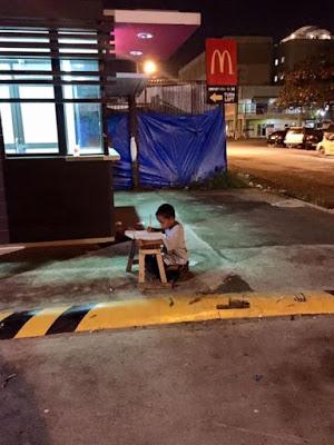 Una foto conmueve al mundo: niño filipino sin hogar estudia bajo la luz de un McDonald’s