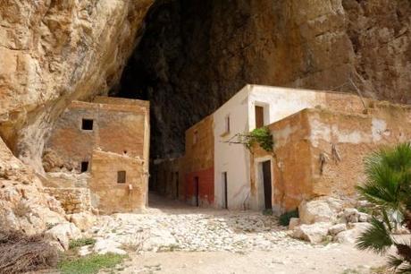 El centenario pueblo italiano escondido dentro de una cueva El centenario pueblo italiano escondido dentro de una cueva