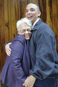 Mirta con su hijo Antonio Guerreo, uno de los Cinco Héroes. Foto: Cubadebate.