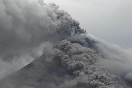 Sube actividad de volcán mexicano de Colima
