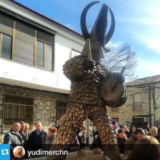 Escultura dedicada a Jarramplas en Piornal