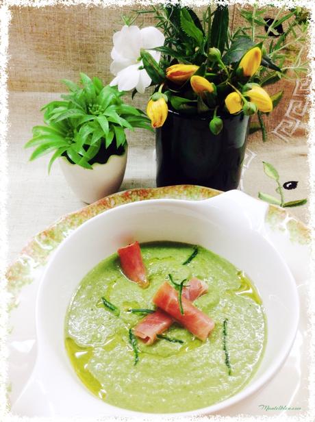 Gazpacho de lechuga con rollito de jamón serrano