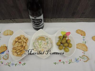 Ensaladilla con surimi, atún, maíz dulce, lechuga.