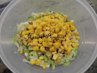 Ensaladilla con surimi, atún, maíz dulce, lechuga.