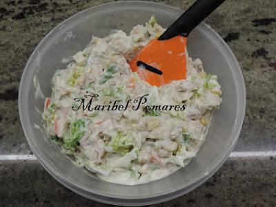 Ensaladilla con surimi, atún, maíz dulce, lechuga.