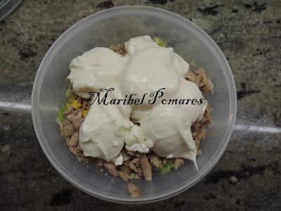Ensaladilla con surimi, atún, maíz dulce, lechuga.