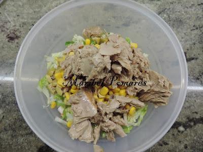 Ensaladilla con surimi, atún, maíz dulce, lechuga.