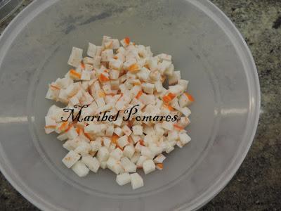 Ensaladilla con surimi, atún, maíz dulce, lechuga.