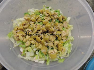 Ensaladilla con surimi, atún, maíz dulce, lechuga.