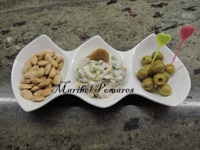 Ensaladilla con surimi, atún, maíz dulce, lechuga.