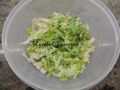 Ensaladilla con surimi, atún, maíz dulce, lechuga.