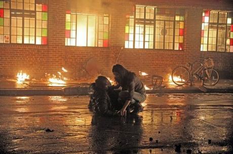 Jessica Jones: Primeras imágenes oficiales muestran a Luke Cage en llamas Netflix - Luke Cage - Jessica Jones (3)