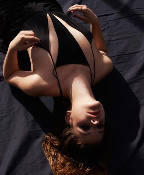 Barbara Palvin nos entrega un sofisticado glamour para L'Express Styles