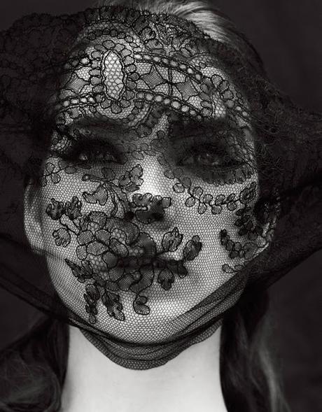 Barbara Palvin nos entrega un sofisticado glamour para L'Express Styles