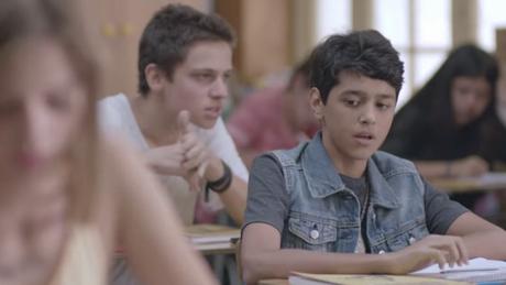 Coca-Cola cuenta una historia de amor entre dos chicos adolescentes en este bonito corto