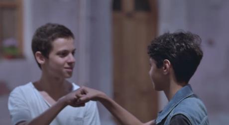 Coca-Cola cuenta una historia de amor entre dos chicos adolescentes en este bonito corto