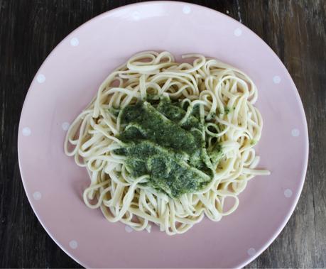 ESPAGUETIS AL PESTO & HAMBURGUESA VEGETAL