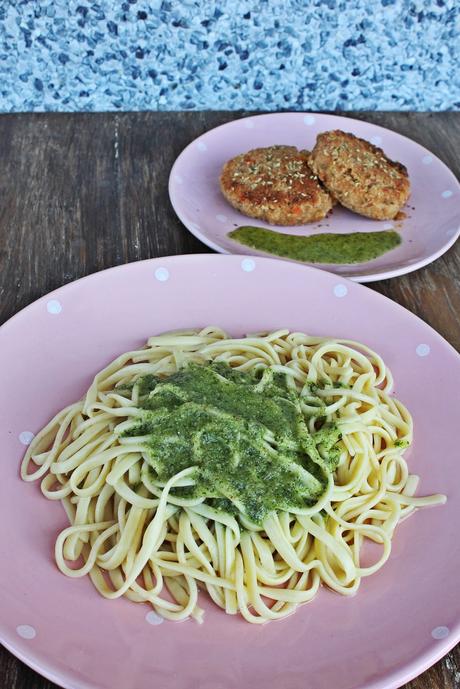 ESPAGUETIS AL PESTO & HAMBURGUESA VEGETAL