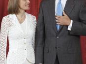 Dña. Letizia, pies aire sandalias doradas