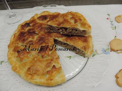 Empanada de hojaldre y carne.