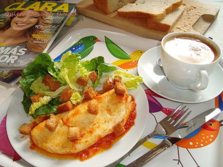 Tortilla con tomate frito y queso de cabra